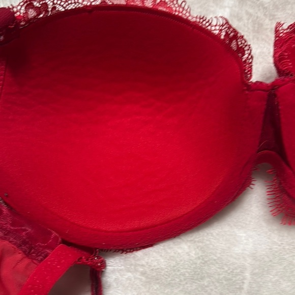 Victoria's Secret Black and Red Lace Bras with Underwire - Picture 4 of 10